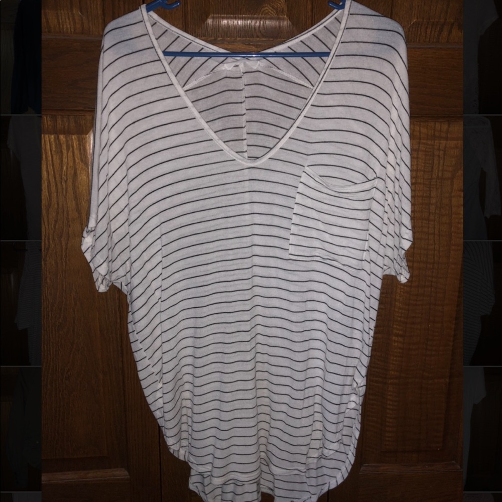 [LUSH] White v-neck with black stripes